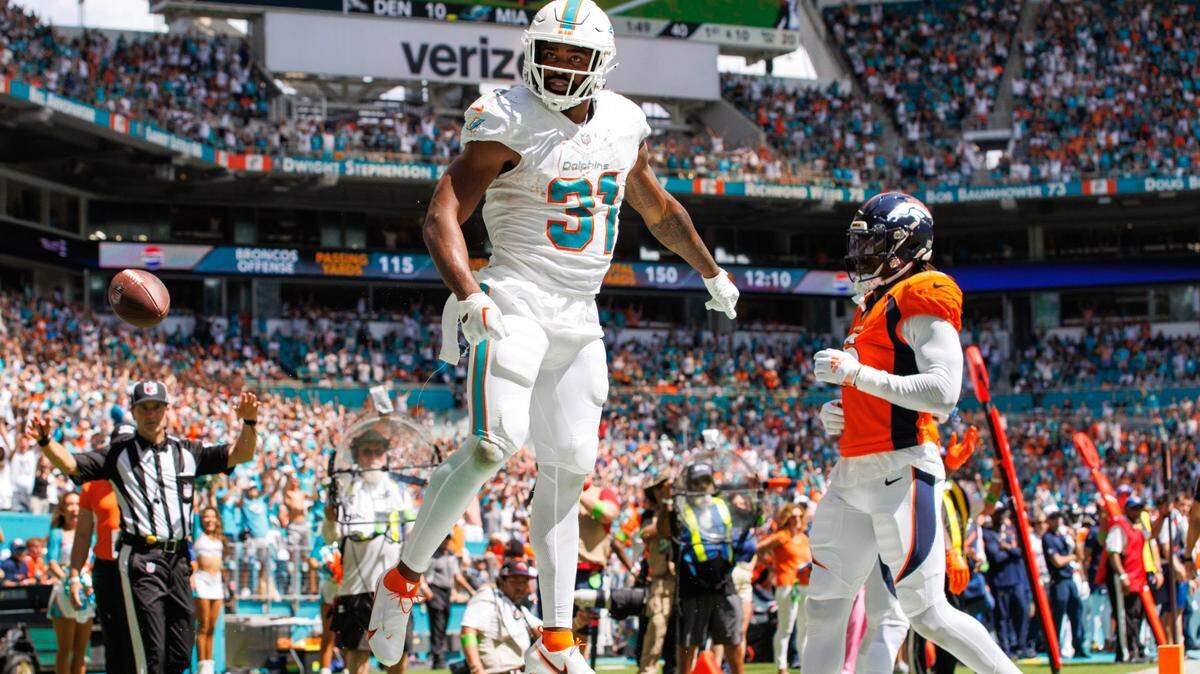 El corredor de los Miami Dolphins, Raheem Mostert (31), reacciona después de anotar un touchdown contra los Denver Broncos durante el segundo cuarto de un partido de fútbol americano de la NFL en el Hard Rock Stadium el domingo 24 de septiembre de 2023 en Miami Gardens, Florida.