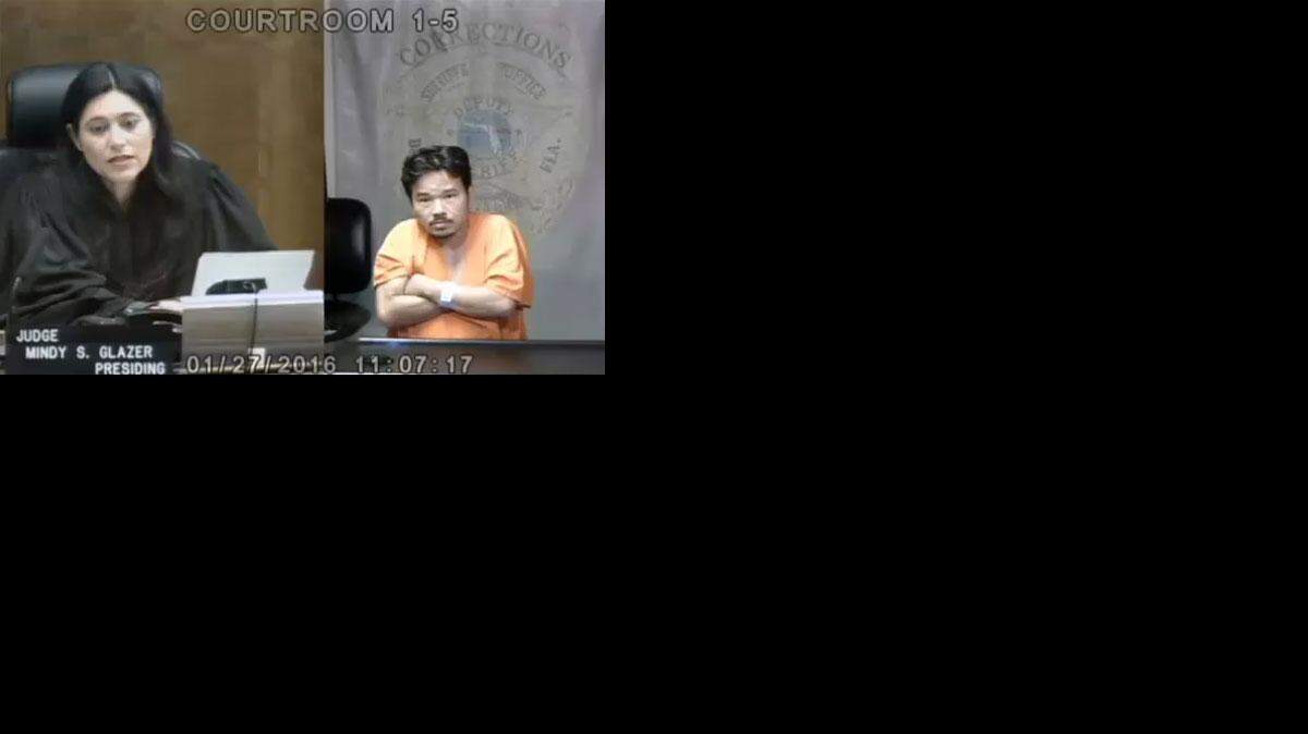 La Juez Mindy Glazer durante la lectura de los cargos a Cuong Nguyen.