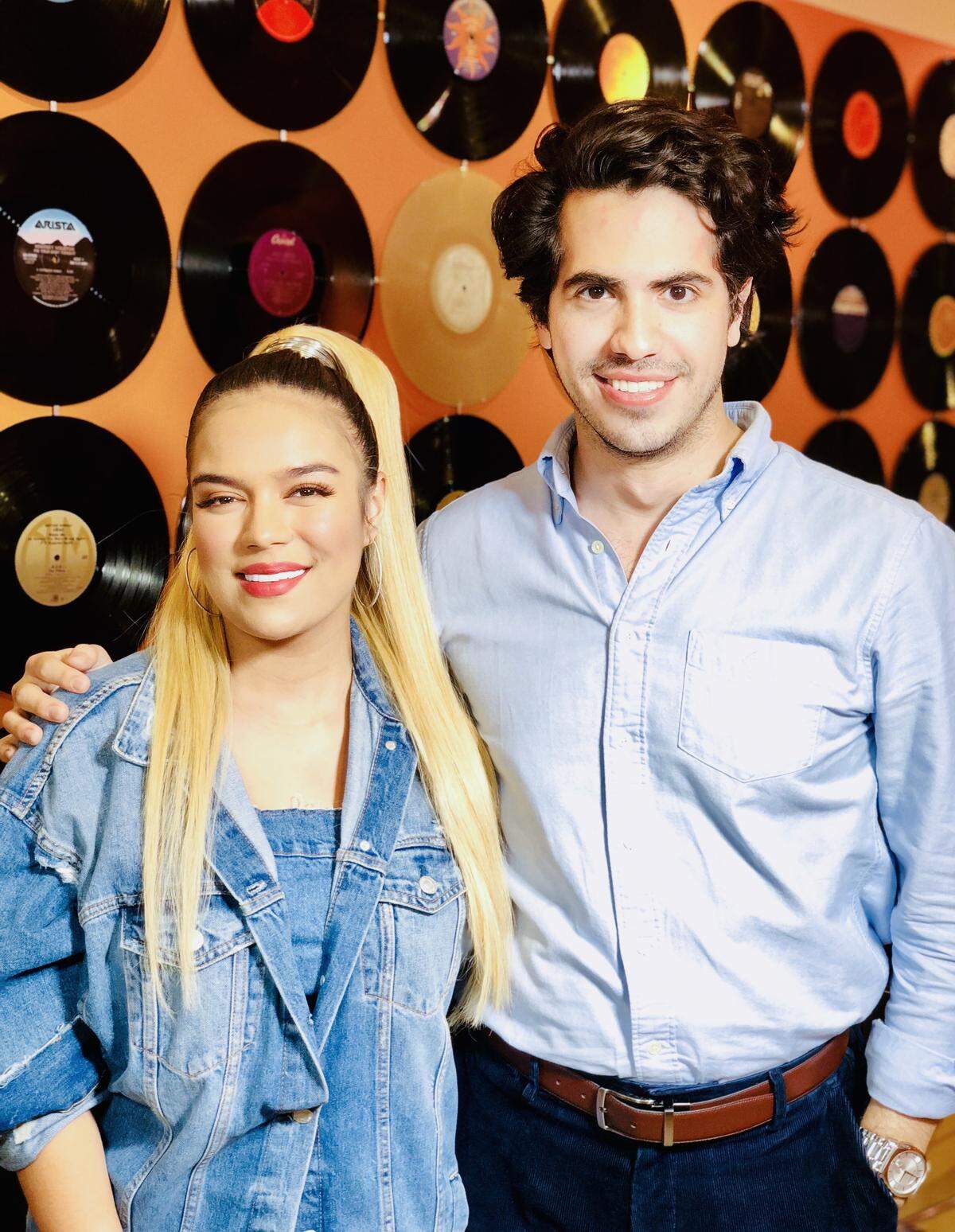 Matthew Limones, mánager de relaciones con artistas y sellos disqueros de SoundExchange, con la artista colombiana Karol G.