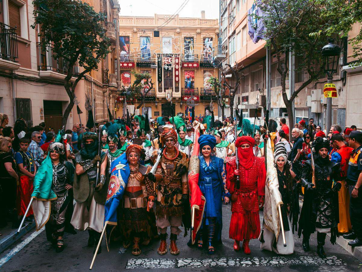 La comparsería exhibe excéntricas y figurativas confecciones que transforman estas fiestas en un absoluto espectáculo monumental.