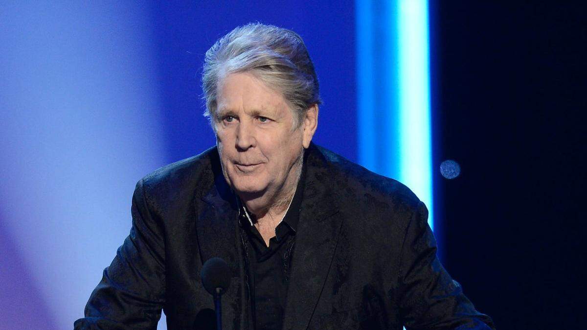 Foto de archivo que muestra al compositor Brian Wilson aceptando un reconocimiento durante la ceremonia previa a los Premios Grammy 2013.
