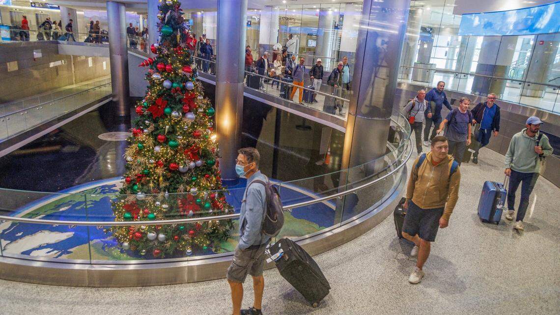 Viajeros saliendo del área de Aduanas en el Aeropuerto Internacional de Miami, EEUU, el miércoles 20 de diciembre de 2023.