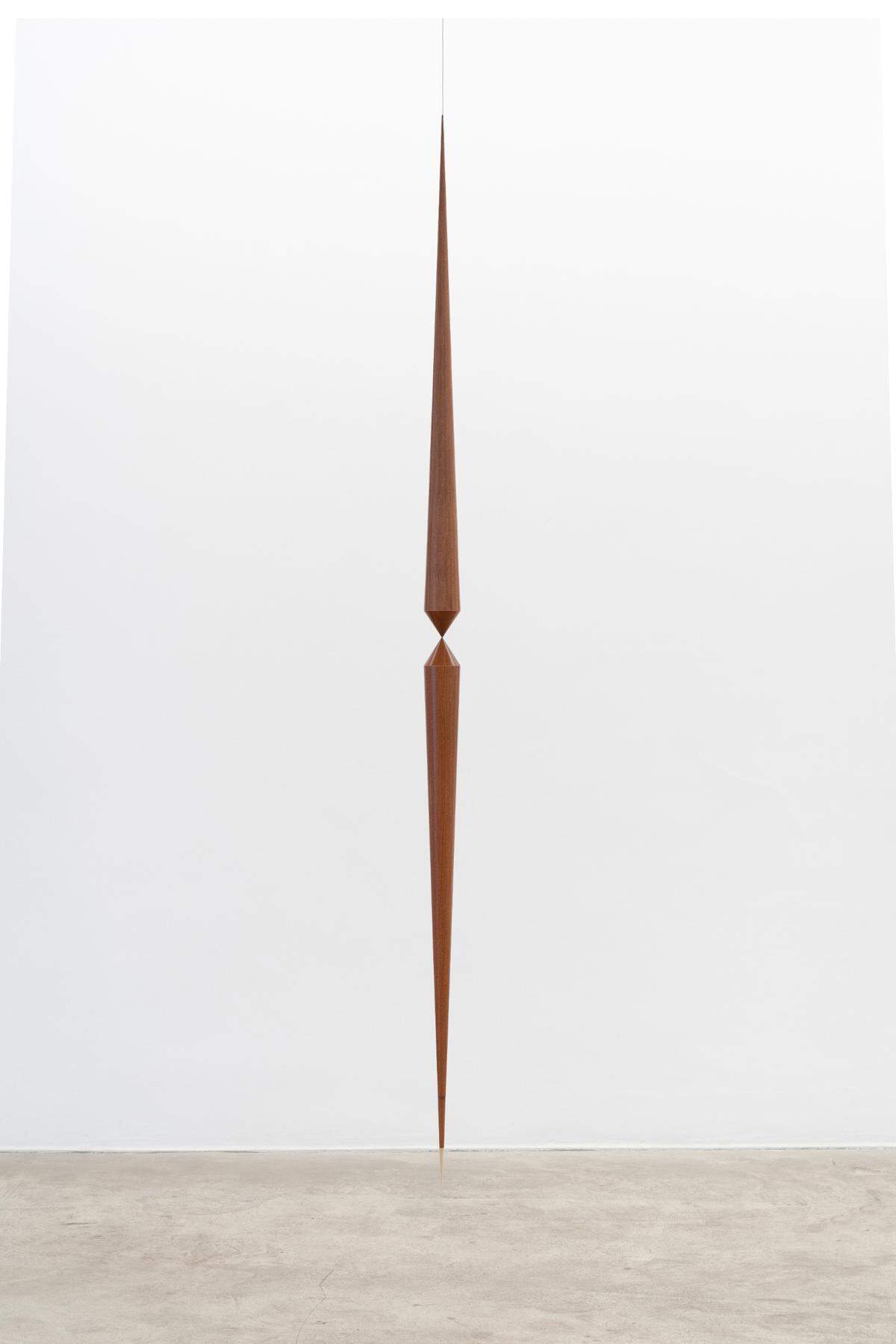 ‘X’, 2020, madera, cobre y cable de acero, 10 pies x 4 pulgadas.