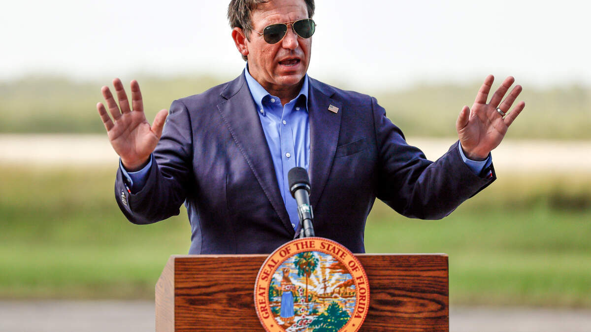 El gobernador Ron DeSantis habla con los periodistas durante una conferencia de prensa en la pista de aterrizaje de Alligator Alcatraz en Ochopee, Florida, el pasado 25 de julio.