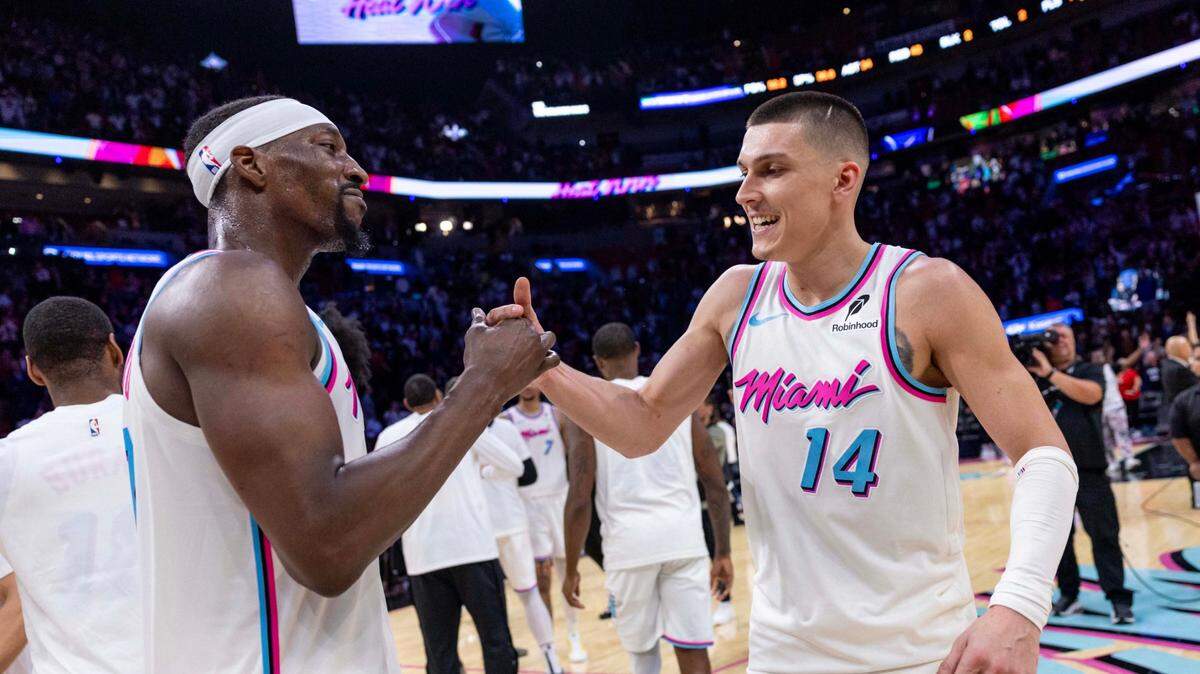 Los jugadores del Heat Bam Adebayo (izq.) y Tyler Herro reaccionan tras vencer al Magic de Orlando, en el partido celebrado el 27 de marzo de 2025 en Miami.