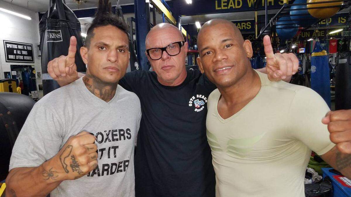 Ulysses Díaz (izq.) y Héctor Lombard (der.), aquí con el profesor de boxeo Orlando Cuéllar, animarán la velada de exhibición de Floyd Mayweather en Sunrisa, Florida, este domingo 11 de junio.