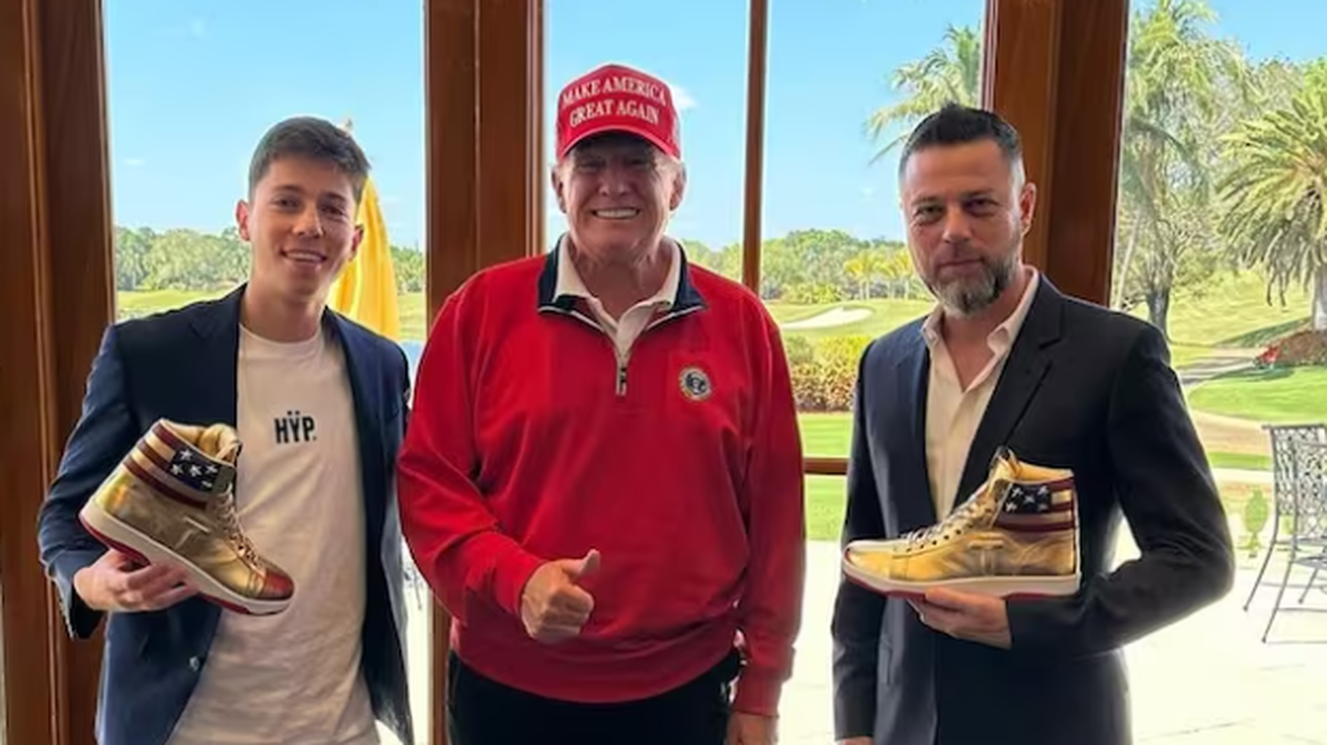 Roman Sharf (der.) y su hijo Marcu posan con el expresidente Donald Trump en su residencia de Mar-a-Lago, en Florida.