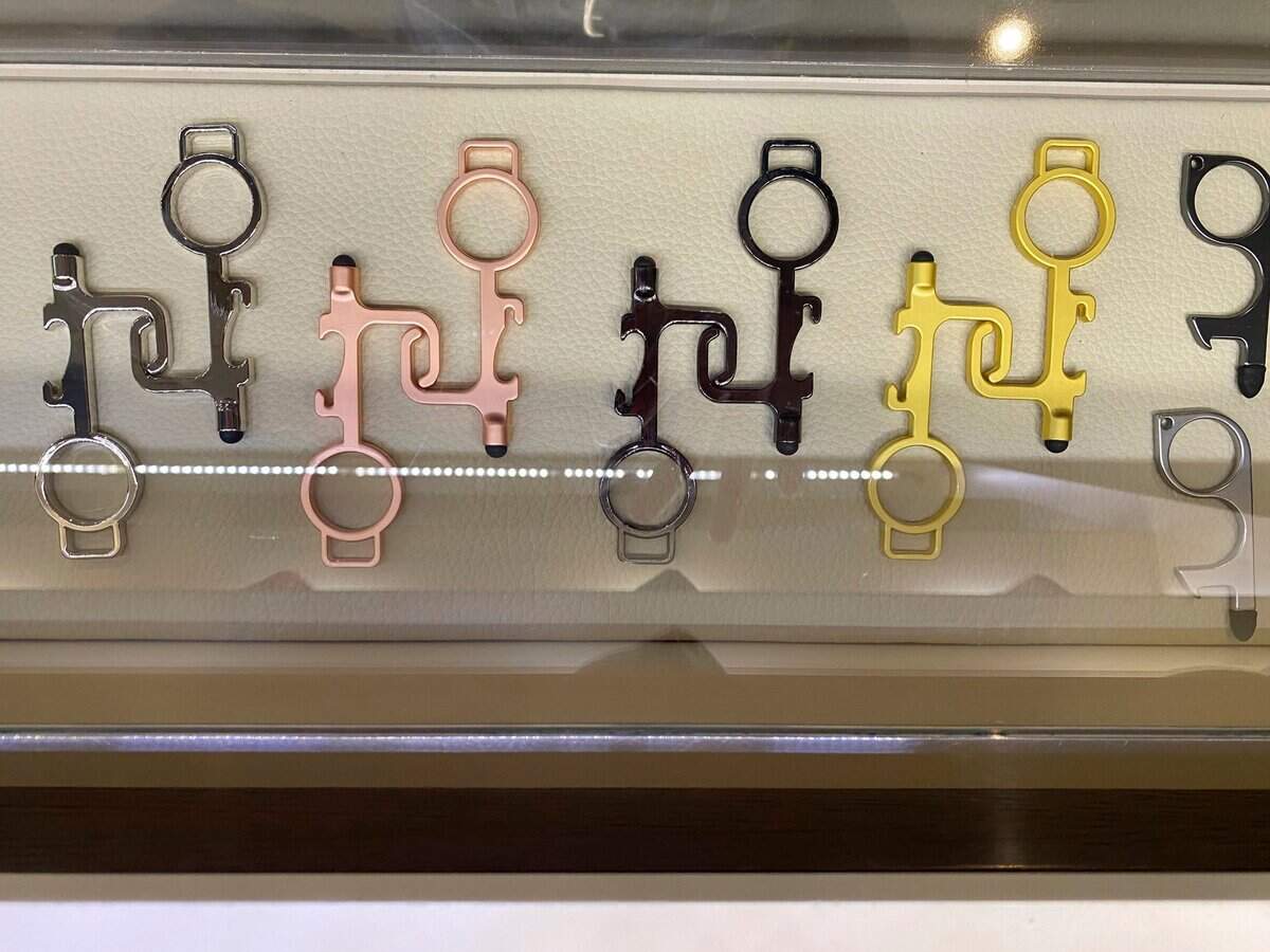 La tienda cuenta con dispositivos similares a llaves para abrir puertas y presionar botones de ascensores sin tocarlos. Algunos tienen un abridor de botellas incorporado. 