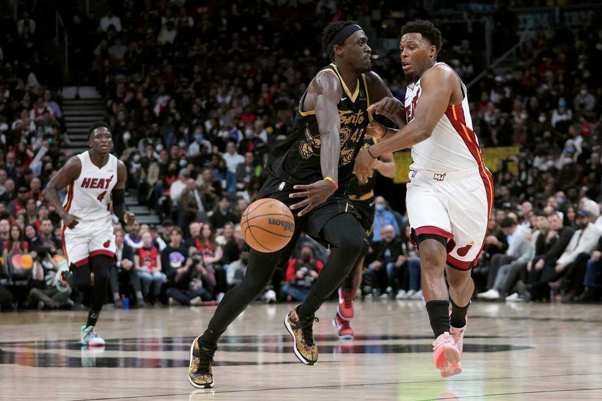El jugador de los Raptors Pascal Siakam (43) es marcado por Kyle Lowry, del Heat de Miami, en el partido celebrado el 3 de abril de 2022 en Toronto.