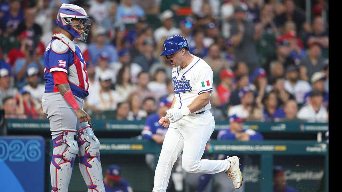 Jakob Marsee, #5 del Equipo de Italia, celebra al anotar en la primera entrada durante el partido de cuartos de final del Clásico Mundial de Béisbol 2026, presentado por Capital One, entre el Equipo de Puerto Rico y el Equipo de Italia en el Daikin Park, el sábado 14 de marzo de 2026 en Houston, Texas.