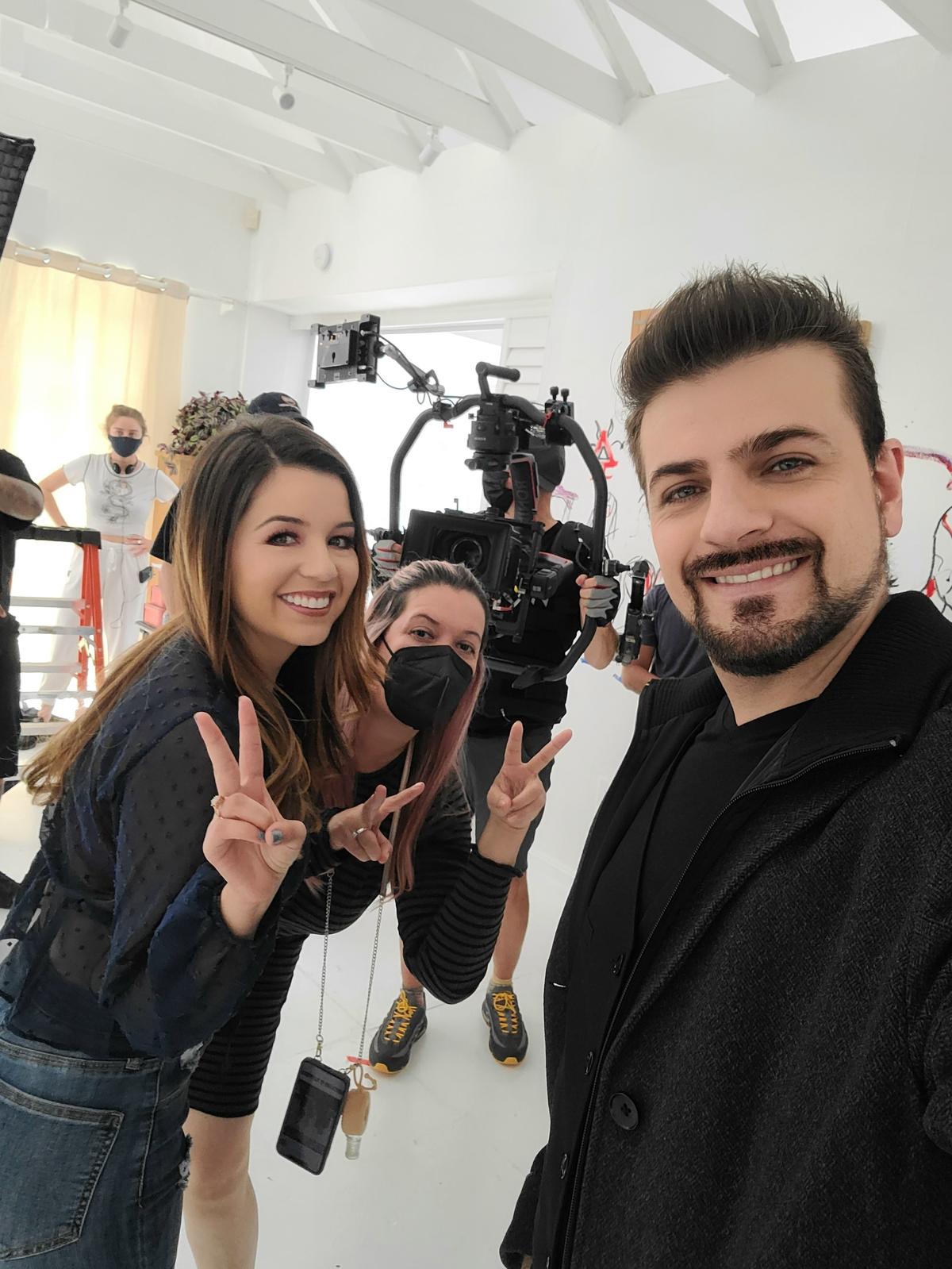 El actor mexicano Pablo Azar con las actrices Ana Carolina Grajales y Saraí Meza en la filmación de TQM, en Miami, que ahora puede verse en Amazon Prime.