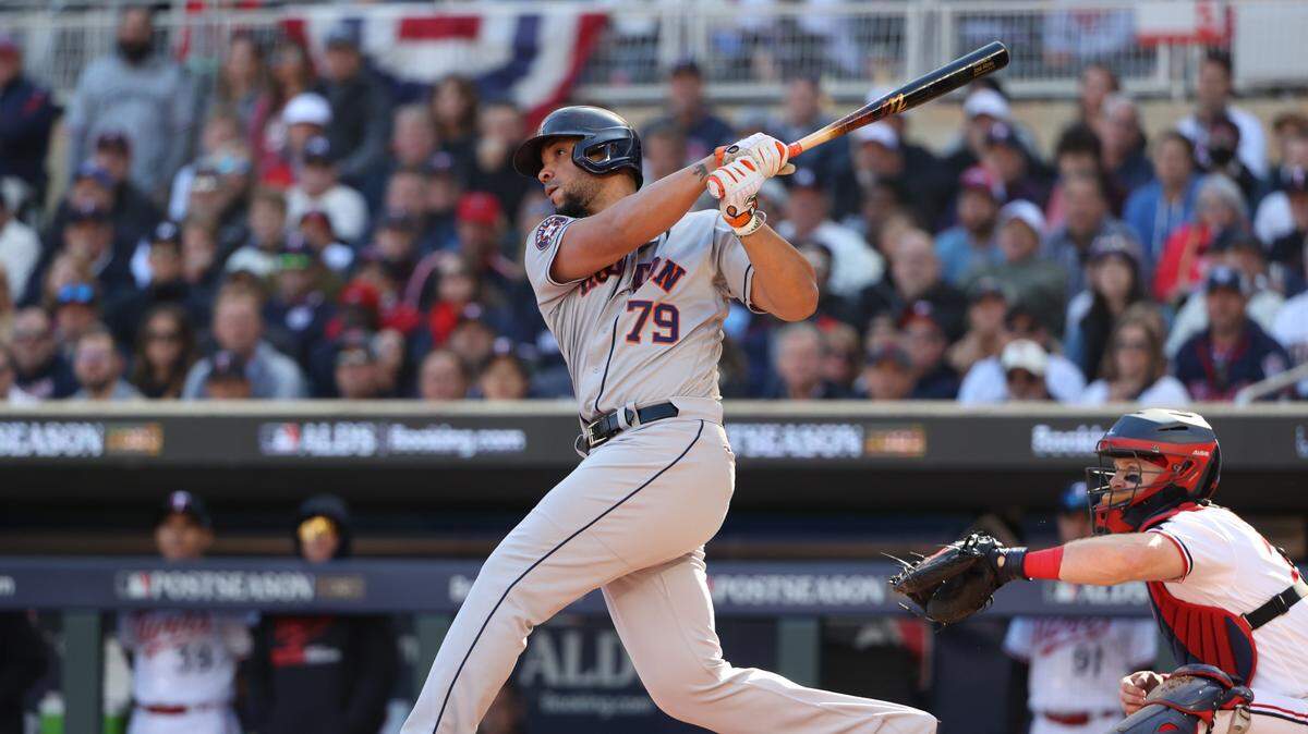José Abreu batea un jonrón de tres carreras por los Astros de Houston en el primer inning ante los Mellizos, en el tercer juego de la Serie de División celebrado el 10 de octubre de 2023 en Minneápolis, Minnesota.