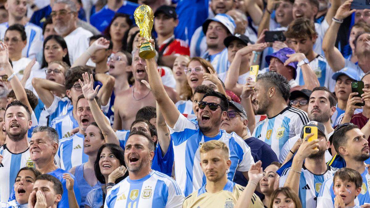 Aficionados de Argentina animan mientras su equipo juega contra Perú en el primer tiempo de su partido de fútbol del grupo A de la Copa América 2024 de la CONMEBOL, en el Hard Rock Stadium, el sábado 29 de junio de 2024, en Miami Gardens, Florida.