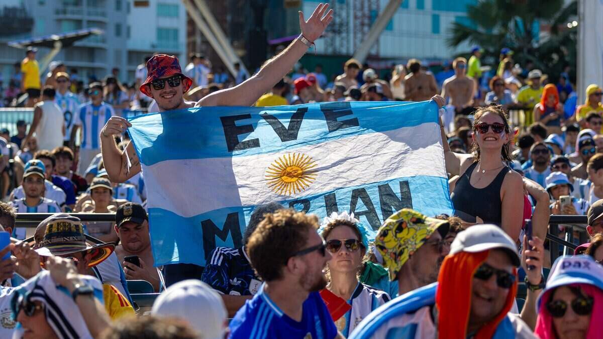 Un grupo de aficionados sostienen una bandera argentina en el FIFA Fan Festival 2026, en Bayfront Park, para ver el partido de Argentina contra Cabo Verde el viernes 3 de julio de 2026, en el centro de Miami, Florida.