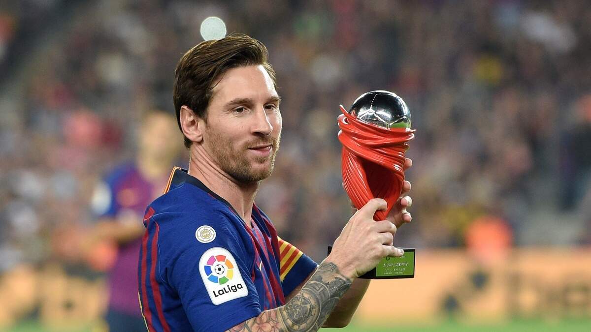 Lionel Messi recibe el trofeo de Mejor Jugador del Mes de la liga española en un partido entre Barcelona y Sevilla, el 20 de octubre de 2018.