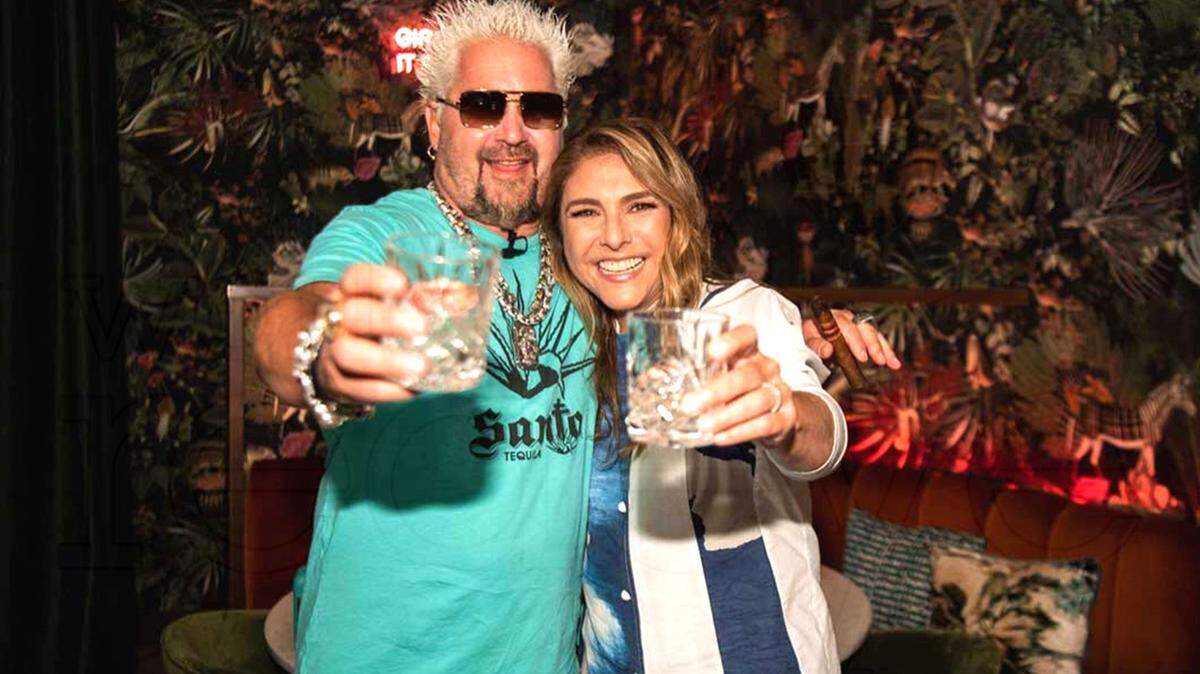 Lorena García y Guy Fieri.
