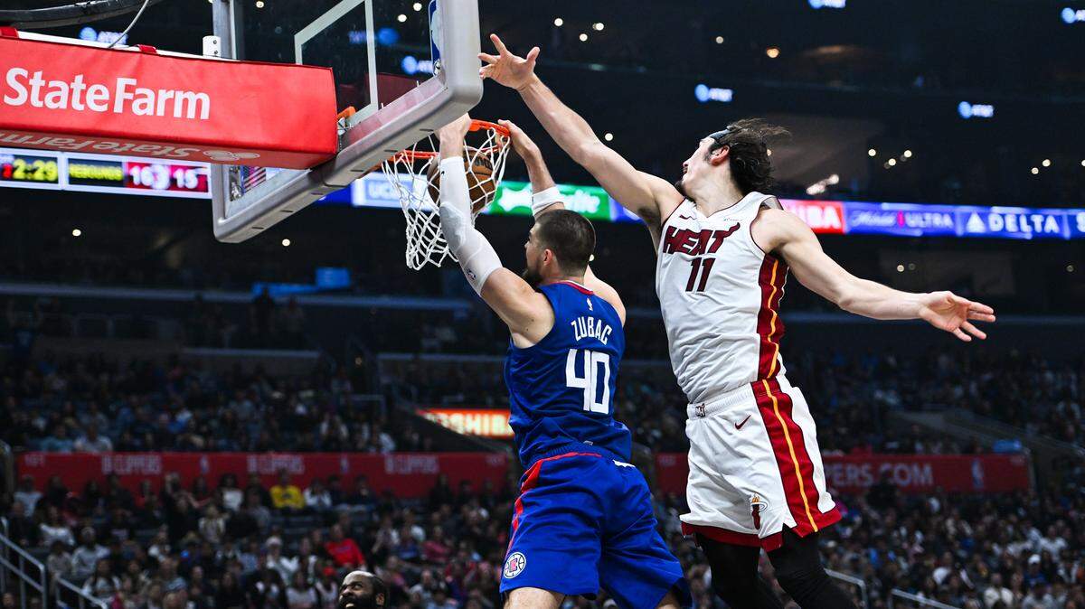 El jugador del Heat de Miami Jaime Jáquez Jr. (der.) no puede impedir que el centro de los Clippers Ivica Zubac encestara una canasta, en el partido celebrado el 1ro de enero de 2024 en Los Angeles.