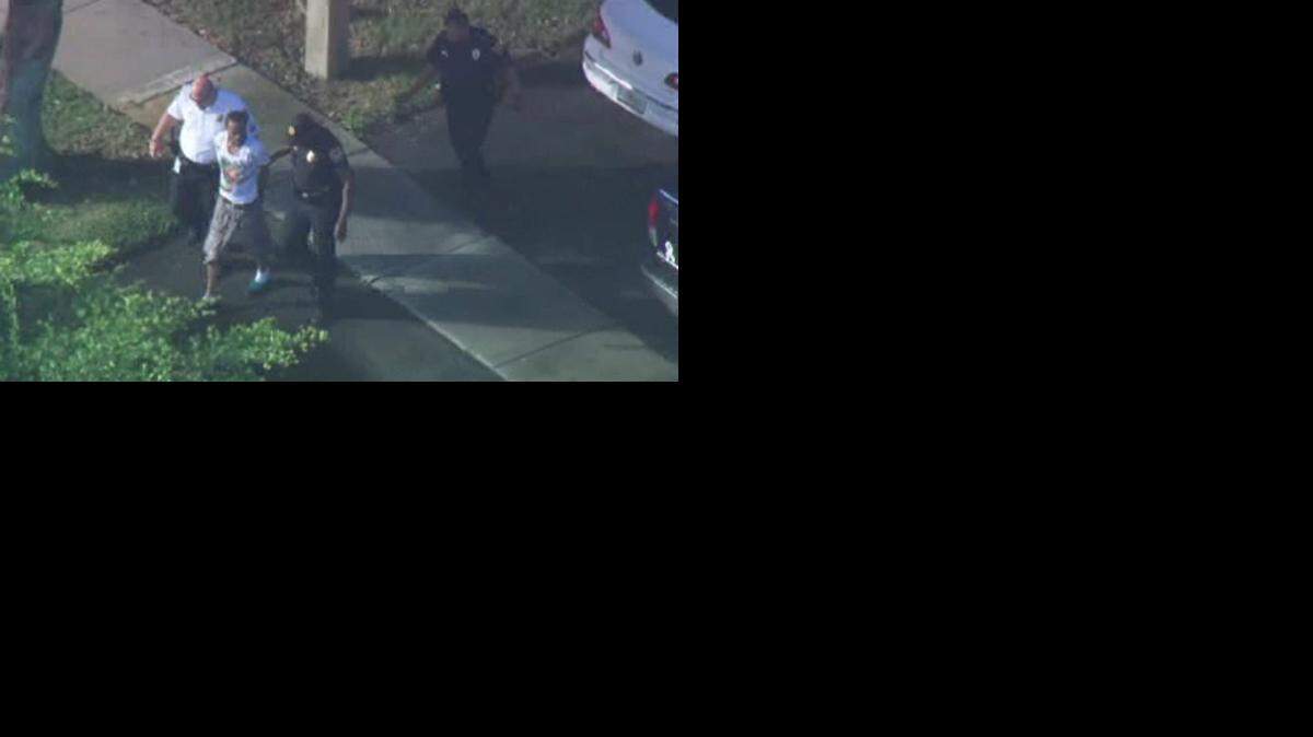 Agentes de la policía de Miramar encontraron a uno de los sospechosos escondido entre dos casas en el 2610 Riverdale Drive. 