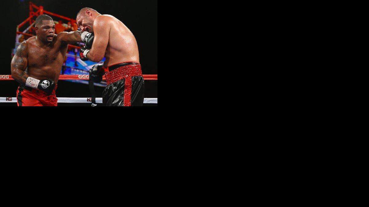 MIKE PEREZ CONECTA AL ROSTO DE ABDUSALAMOV.