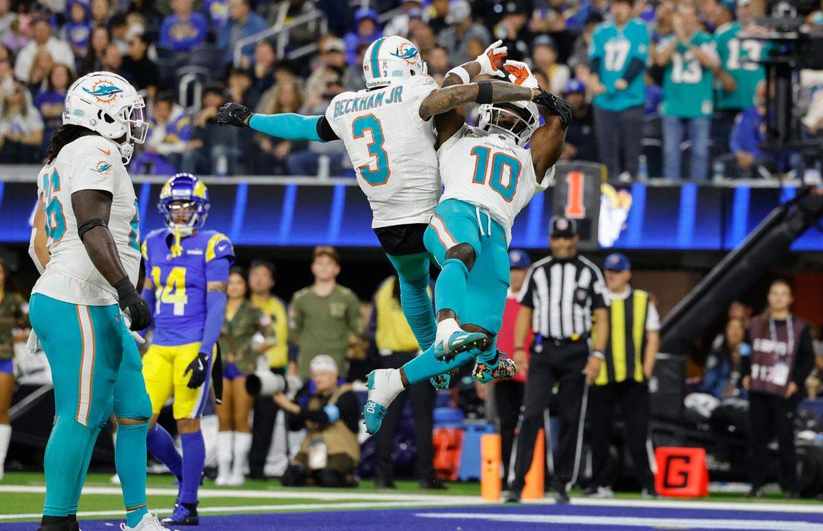 Los wide receivers de los Dolphins de Miami Odell Beckham Jr. (3) y Tyreek Hill (10) celebran tras el touchdown de este último en el partido contra los Rams, efectuado el 11 de noviembre de 2024 en el SoFi Stadium en Inglewood, California.