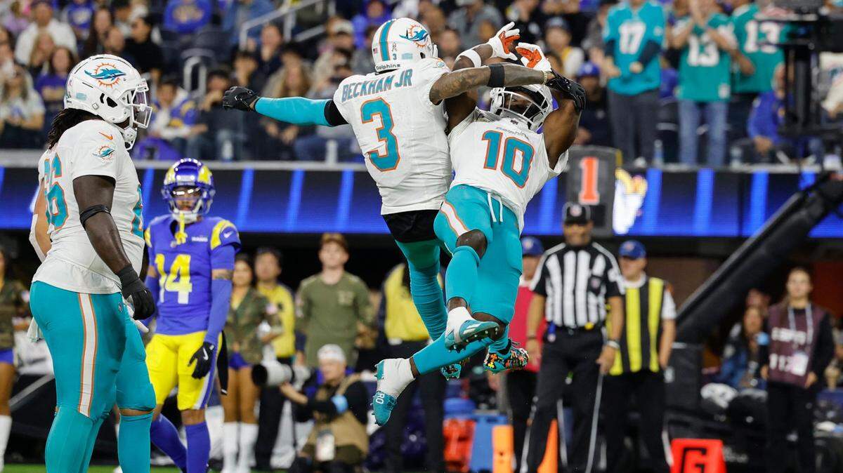 Los wide receivers de los Dolphins de Miami Odell Beckham Jr. (3) y Tyreek Hill (10) celebran tras el touchdown de este último en el partido contra los Rams, efectuado el 11 de noviembre de 2024 en el SoFi Stadium en Inglewood, California.