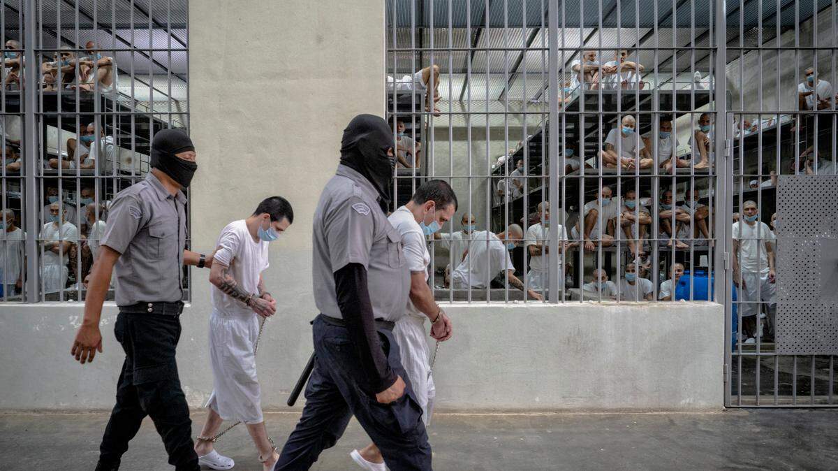 Varios reos son trasladados en la cárcel de máxima seguridad Centro de Confinamiento del Terrorismo (Cecot) en Tecoluca, El Salvador, el 10 de diciembre de 2024.