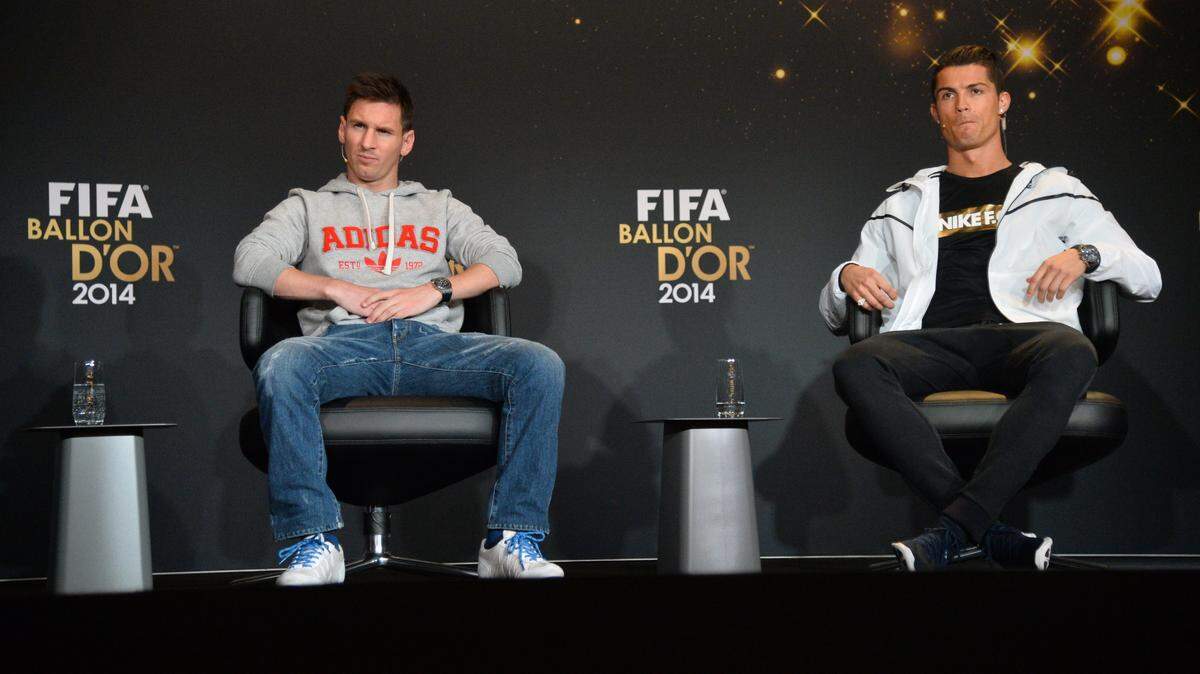 Lionel Messi (izq.) y Cristiano Ronaldo durante una conferencia de prensa antes de la gala del Balón de Oro 2014, celebrada el 12 de julio de 2015 en Zurich, Suiza.