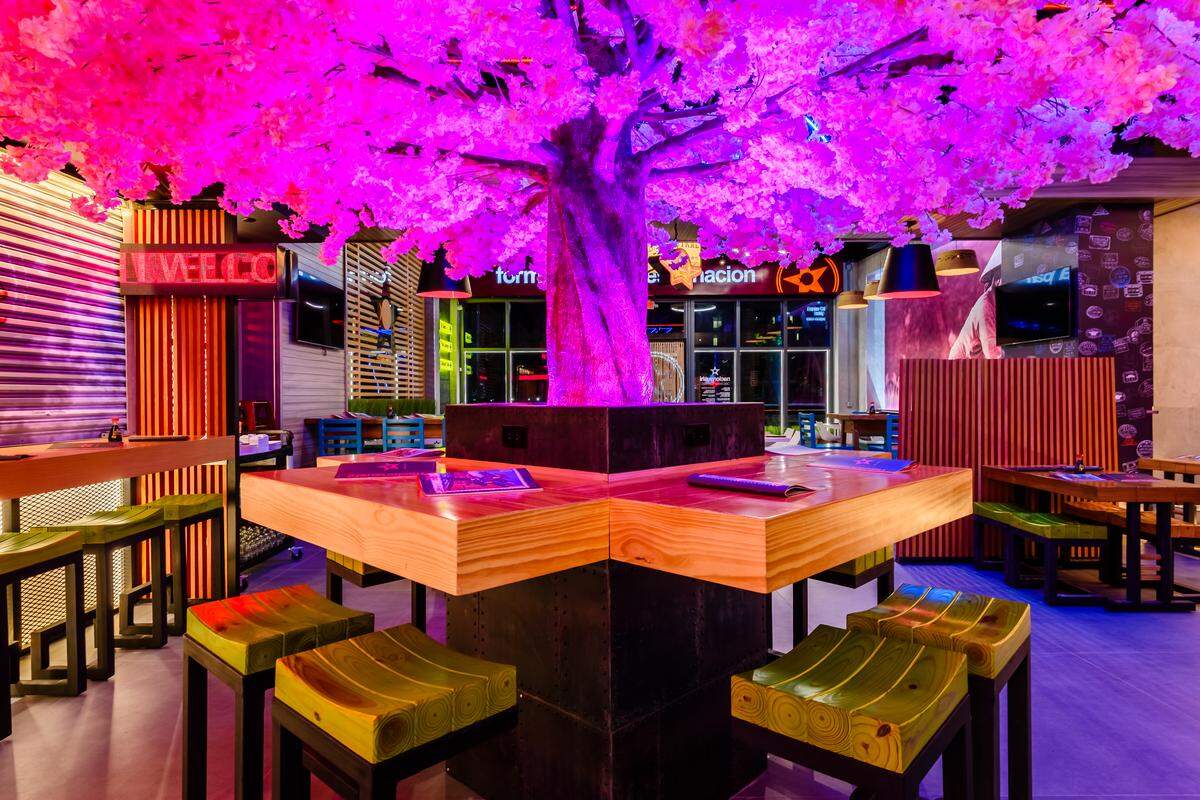 El gran árbol de cerezo hecho con luces de neón en el comedor de Nacionsushi en Doral.