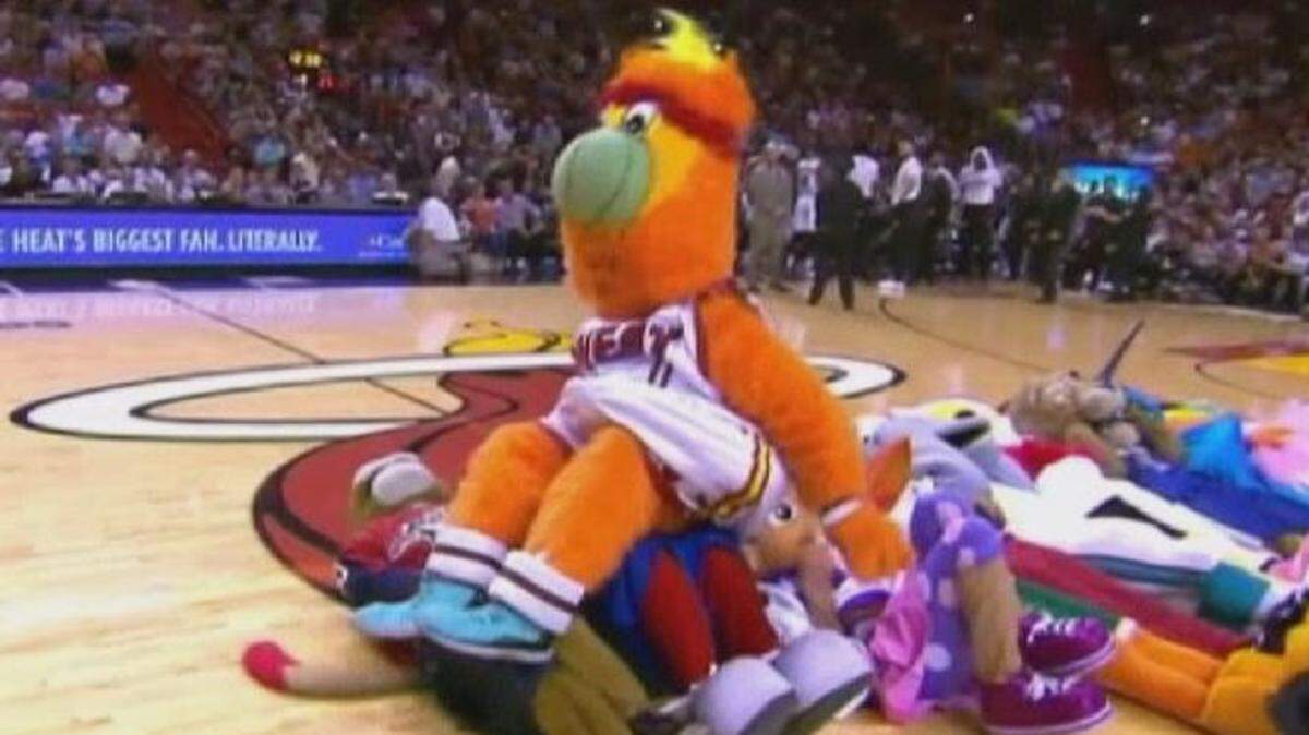 Burnie se quedó corto y cayó encima de dos mascotas.