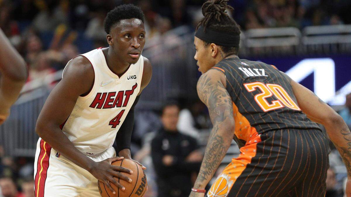 El jugador del Heat de Miami Victor Oladipo (izq.) controla la pelota ante la marca de Markelle Fultz, del Magic, en el partido celebrado el 10 de abril de 2022 en Orlando.