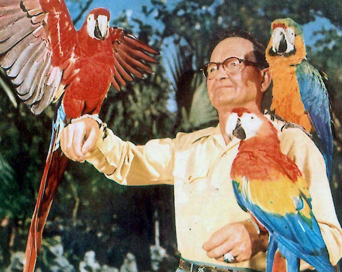 En 1952, Franz Scherr y sus amigos emplumados tenían motivos para sonreír. Su atracción de 16 años, Parrot Jungle, se encontraba en pleno auge tras la guerra, atrayendo a casi 100,000 visitantes, se leía en Parrot Jungle and Gardens de Miami: La colorida historia de una atracción poco común, por Cory Gittner, University Press of Florida. Scherr fundó Parrot Jungle en 1936.