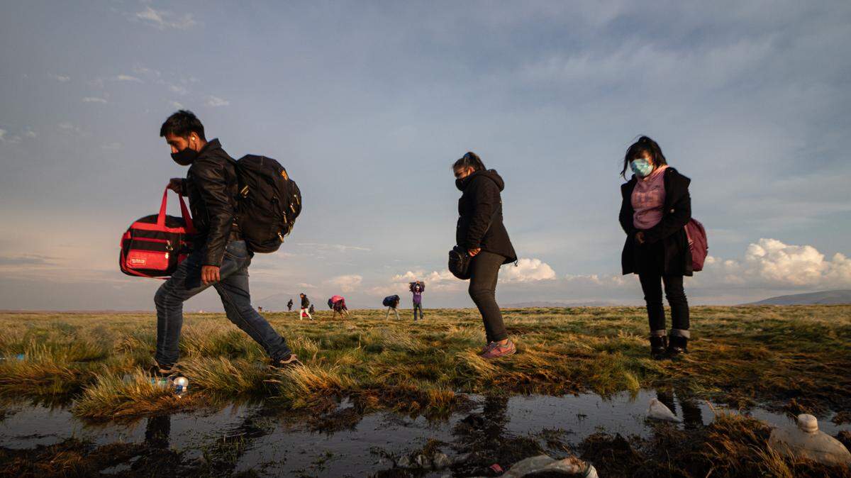Tres inmigrantes venezolanos llegan a la localidad chilena de Colchane, tras cruzar la frontera norte entre Chile y Bolivia, en esta foto de archivo. Los migrantes de venezolanos son uno de los grupos más vulnerables a las redes criminales dedicadas al tráfico humano.