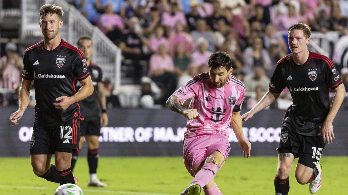 El astro del Inter Miami Lionel Messi dispara a puerta en el partido ante el D.C. United, celebrado el 20 de septiembre de 2025 en el Chase Stadium en Fort Lauderdale, Florida.