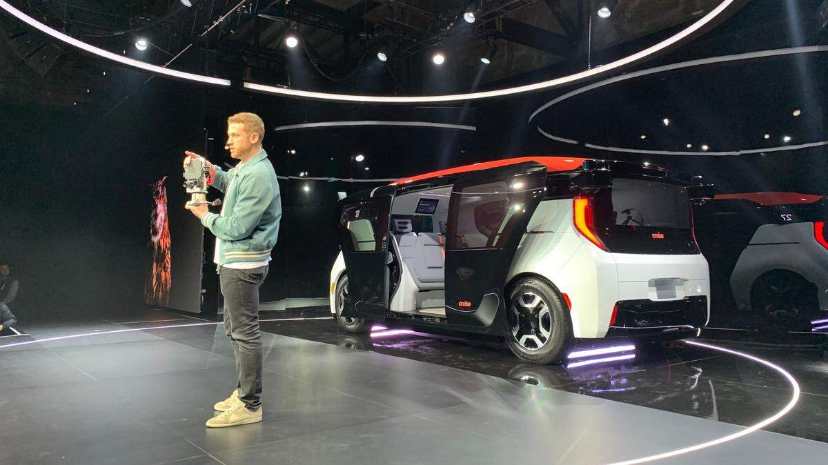 Kyle Vogt, cofundador y jefe de tecnología de Cruise, la division de vehículos autónomos de General Motors (GM), muestra los avances del vehículo autónomo y eléctrico Origin, el 22 de enero de 2020.