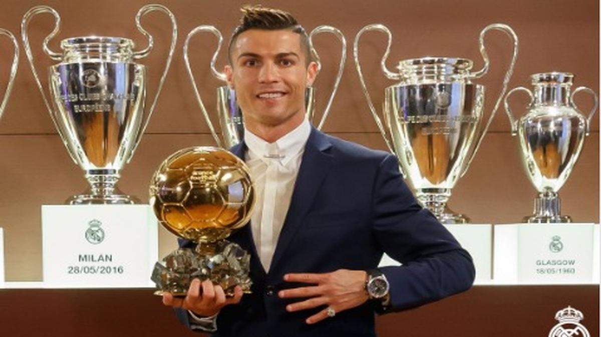 Cristiano Ronaldo posa su cuarto Balón de Oro el 12 de diciembre del 2016 en Madrid.