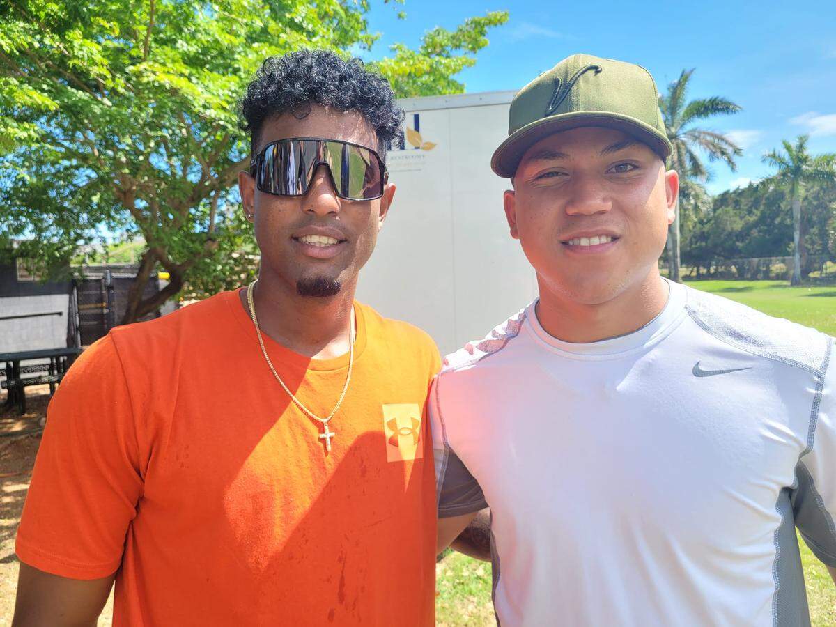 Andy Rodríguez (izq.) Bryan Chi se reencuentran en los terrenos del Miami-Dade College.