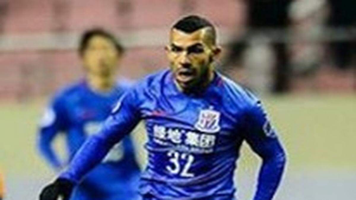 El jugador argentino Carlos Tévez no arrancó con buen pie su andadura en los terrenos de juego de China y en su primer partido oficial con el Shanghai Shenhua su equipo perdió en casa 2-0 ante el Brisbane Roar, lo que dejó al club fuera de la Liga de Campeones asiática en 2017.
