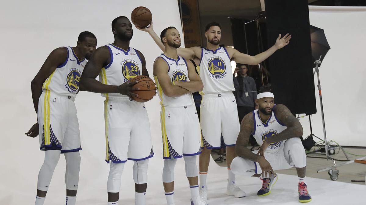 Los jugadores de los Warriors Kevin Durant, Draymond Green, Stephen Curry, Klay Thompson y DeMarcus Cousins (de izq. a der.) posan en el Día de los  Medios, el 24 de septiembre de 2018 en Oakland, California.