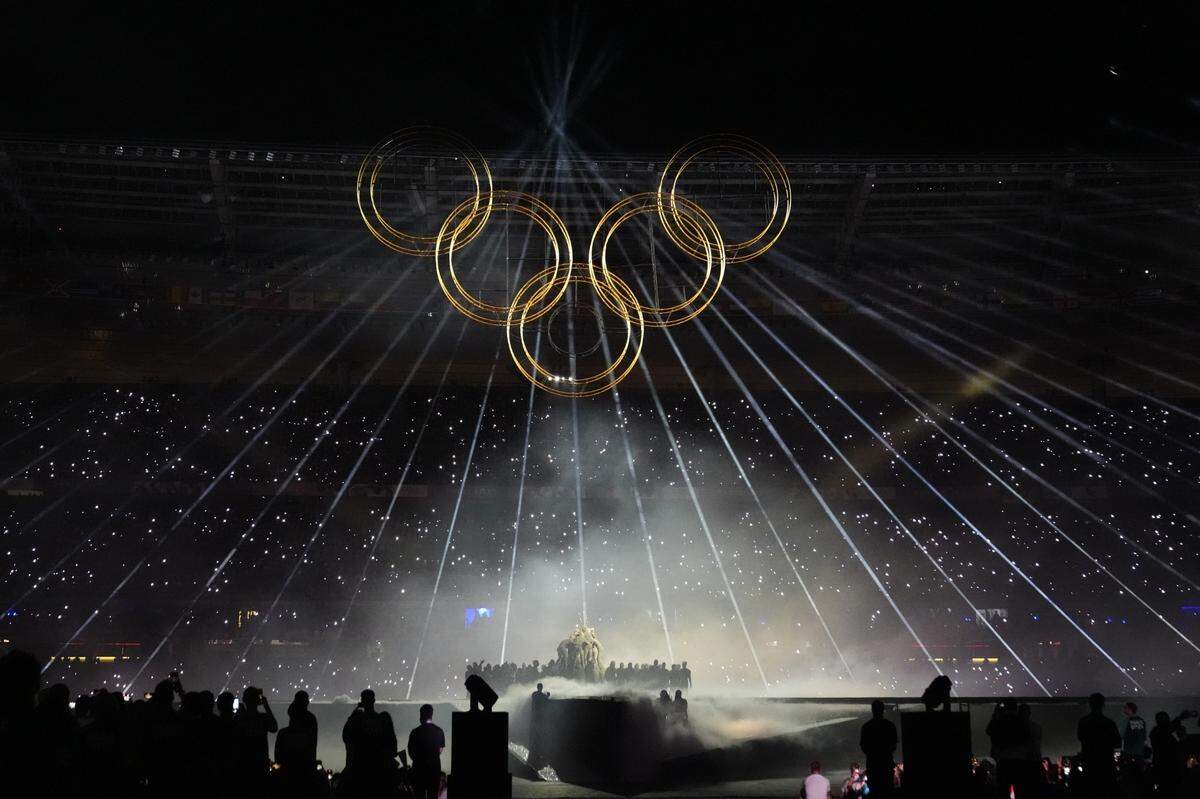 Unos anillos olímpicos gigantes se forman durante la ceremonia de clausura de los Juegos Olímpicos Paris 2024, en el Estadio de Francia, el domingo 11 de agosto de 2024.