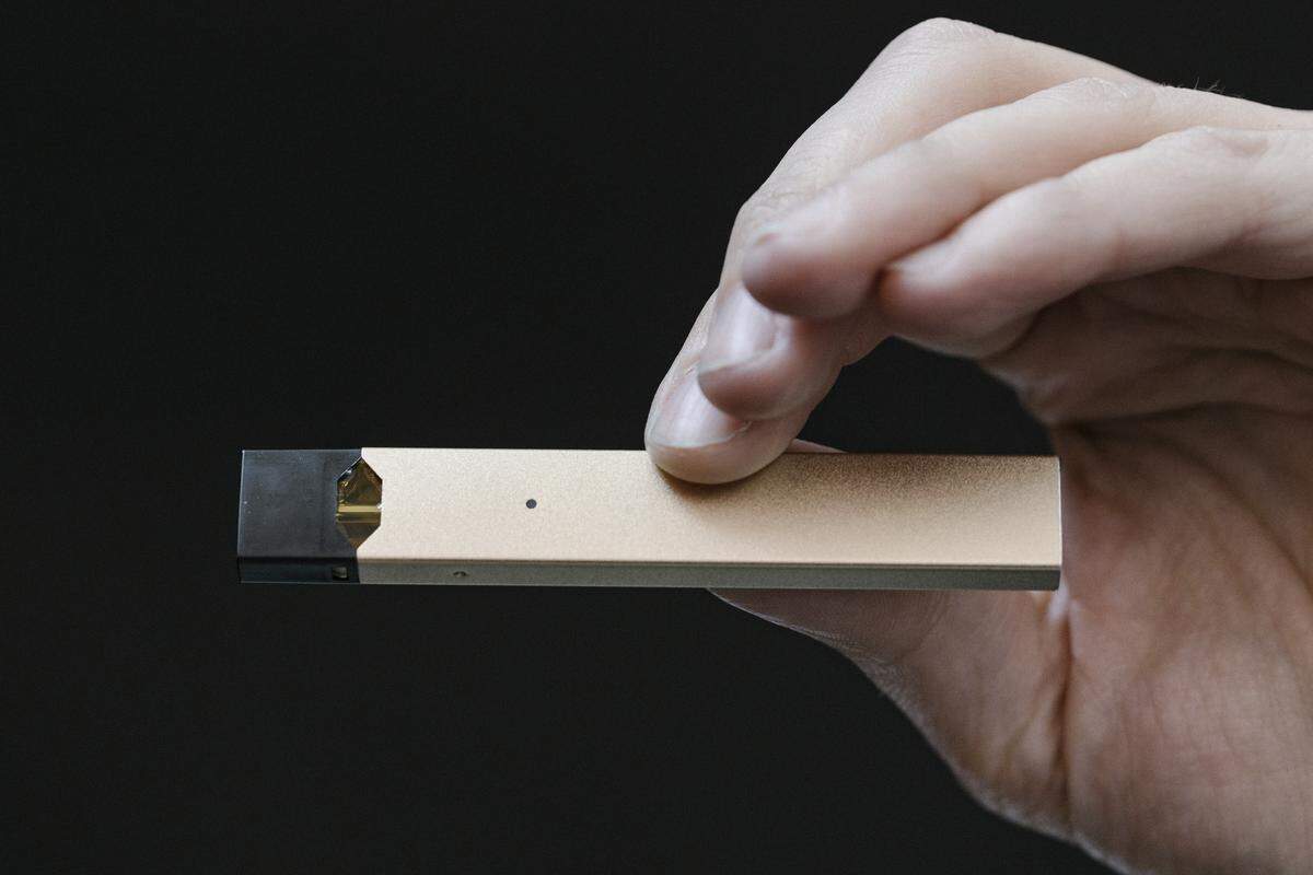 Después del 2015, la empresa encontró su diseño actual, una elegante varilla que parece una memoria USB, y en gran medida se tropezó con una nueva manera de suministrar nicotina: mezcla nicotina con una sustancia química llamada ácido benzoico.