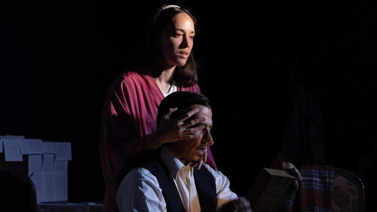Anel Perdomo en el papel de Lorena, y Andy Barbosa como Ismael, en la obra de José Sanchis Sinisterra “El lector por horas”, que tendrá su estreno en Estados Unidos  en el Teatro Manuel Artime, bajo la dirección de Marilyn Romero.