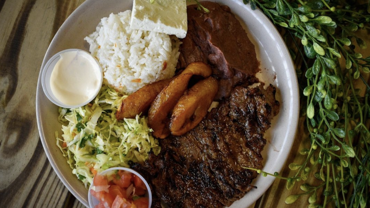 Paseo Universitario ofrece comida típica hondureña de la más alta calidad.