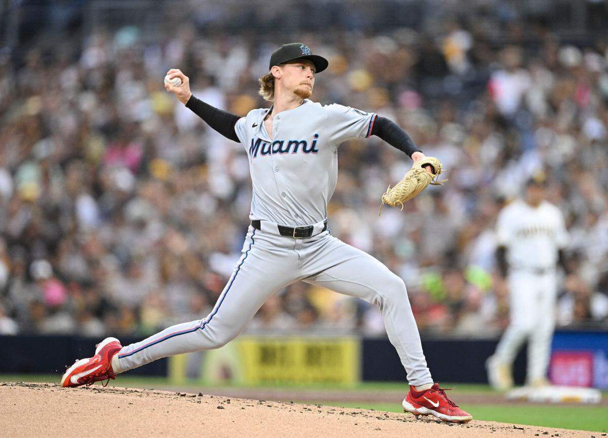 El abridor de los Marlins de Miami Max Meyer lanza en el primer inning del partido ante los Padres, celebrado el 27 de mayo de 2025 en San Diego.