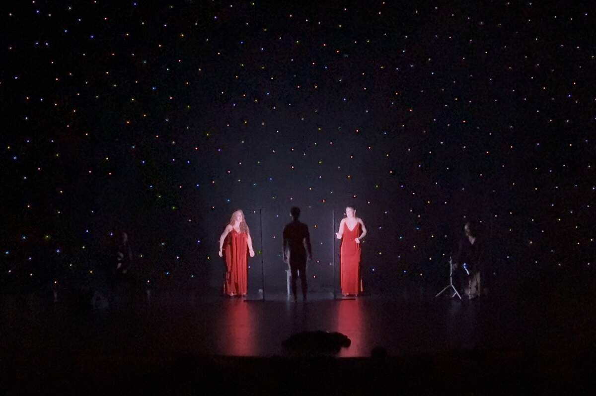 La silueta de Rafael Ramírez, a punto de traspasar el umbral de la eternidad que custodian Rosa Linero y Fabiola Santiago en la escena final de “Crónica de un suceso”. 