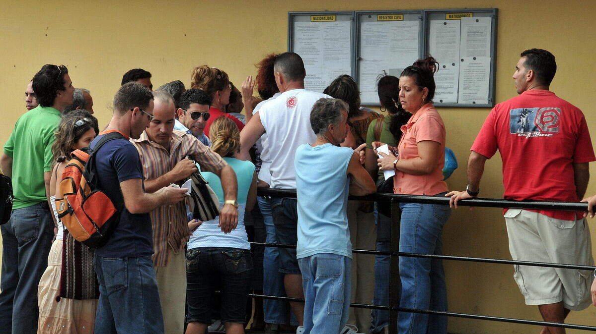 Un grupo de personas espera para hacer trámites en el Consulado de España en La Habana en foto de archivo. La ayuda de subsistencia que otorga el gobierno español a sus ciudadanos en la isla se puede solicitar hasta el 29 de marzo.