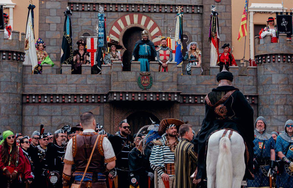 Este año se cumplen 80 años de la recuperación de una antiquísima costumbre, la de los Moros y Cristianos eldenses. 