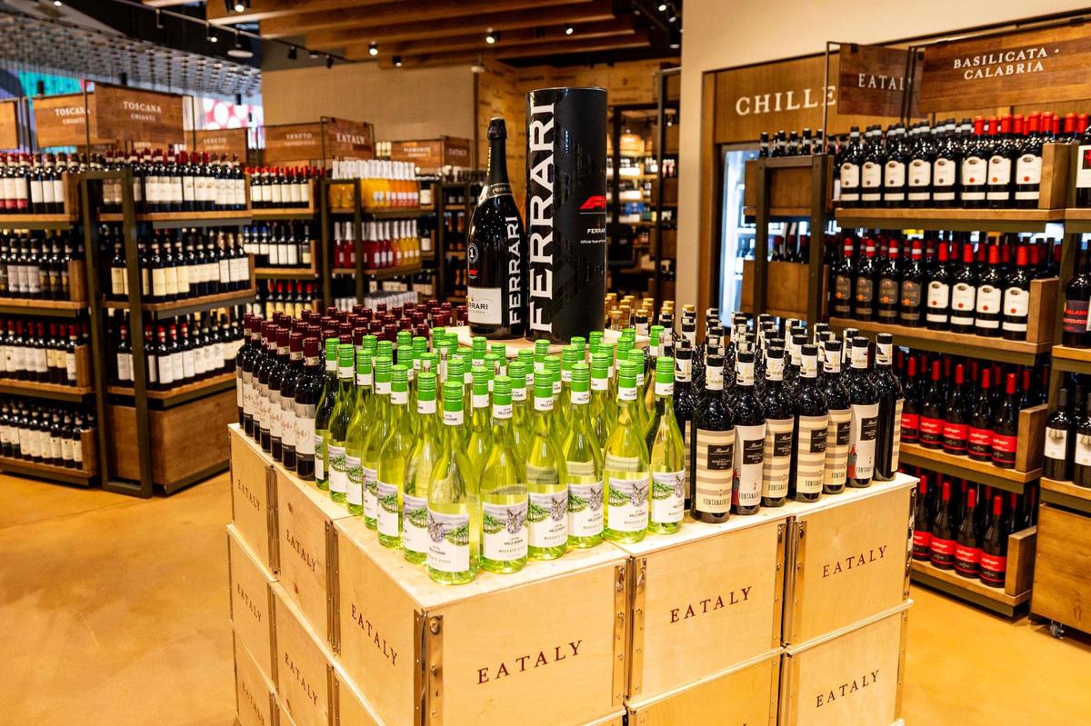 La tienda ofrece vinos italianos de todas las regiones, con una sala especial “Riserva” para vinos de alta gama.