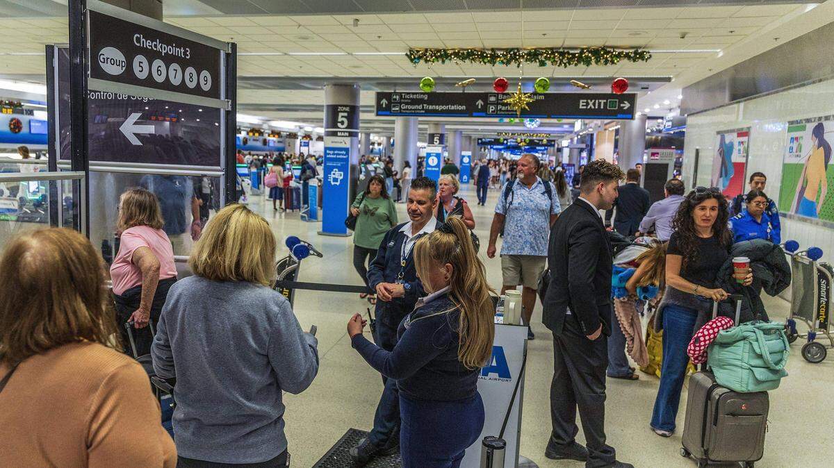 Viajeros son atendidos por empleados en la Terminal D del Aeropuerto Internacional de Miami el viernes 21 de noviembre de 2025.