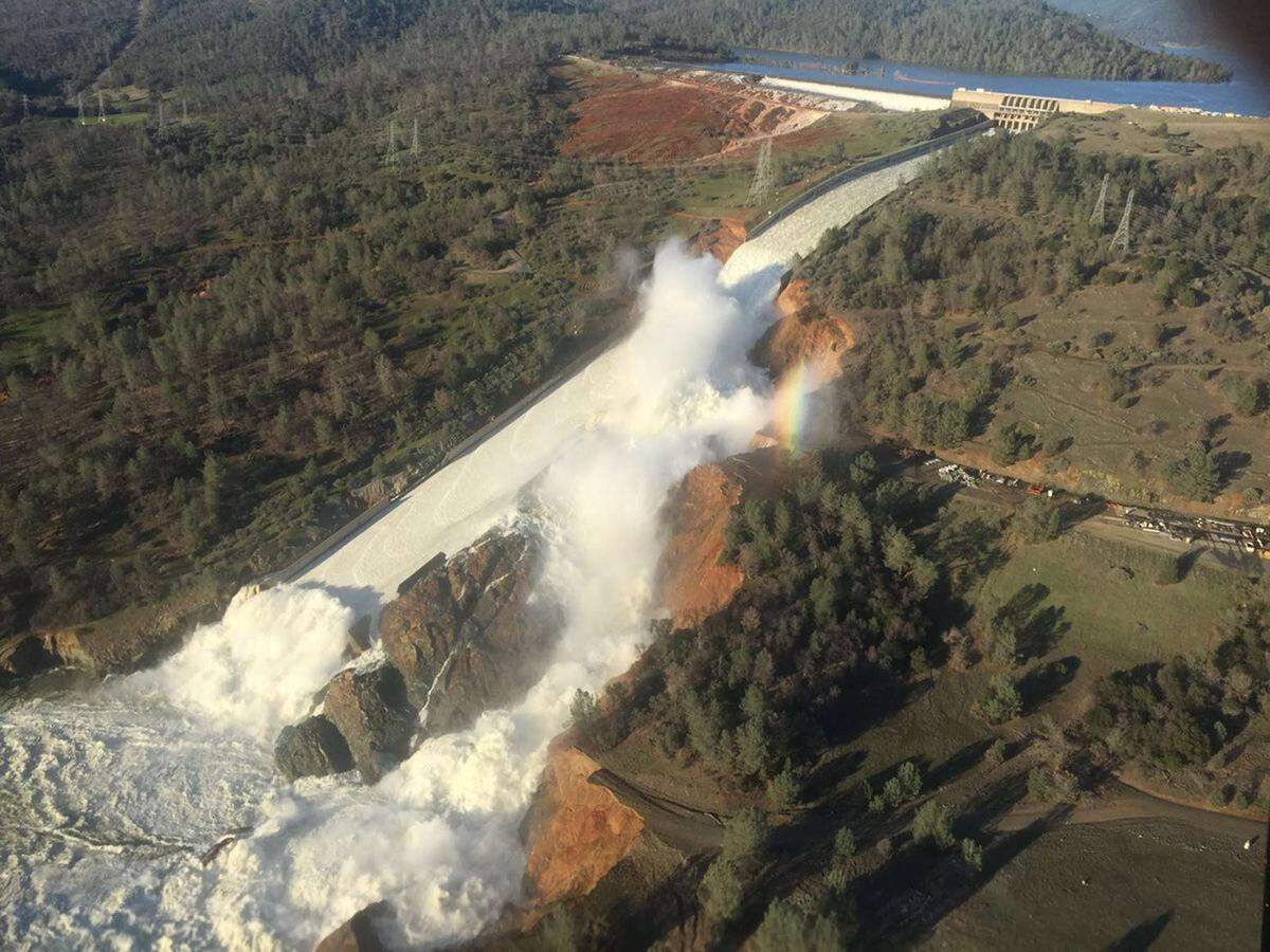 La presa San Francisco, construida en una zona montañosa cerca de Los Ángeles, estalló en las primeras horas de la mañana del 13 de marzo de 1928 y envió 12,000 millones de galones de agua al océano. En la tragedia murieron cientos de personas.