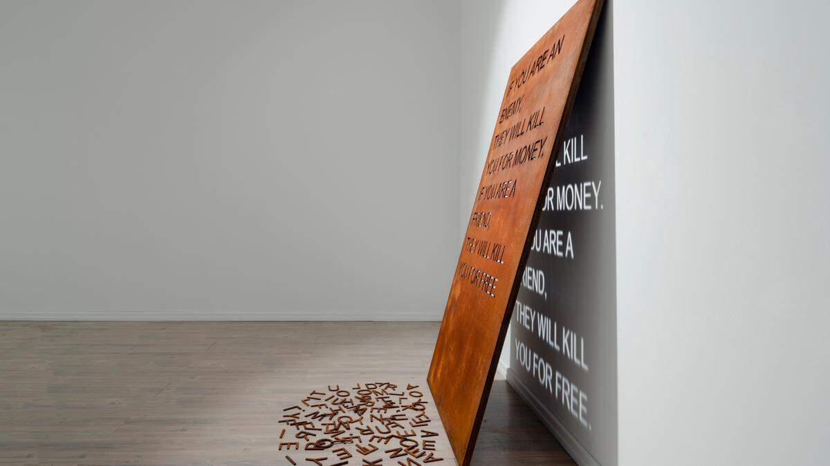 ‘Coma Manifesto 04’, 2017, de Mounir Fatmi, acero.